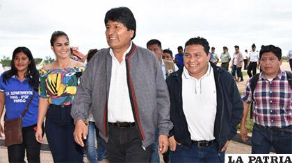 El Presidente Evo Morales y el alcalde de Cobija, Luis Gatty Ribeiro en el barrio Castañal /Bolivia TV