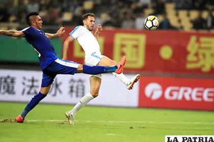 Una acción del partido entre Uruguay y Uzbekistán / BOLIVIA EN TUS MANOS
