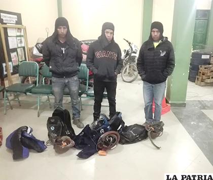 Las mochilas secuestradas y los aprehendidos por la Policía/ LA PATRIA