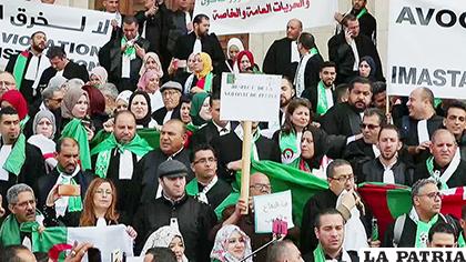 Los letrados argelinos están en contra del presidente Bouteflika/ yimg.com