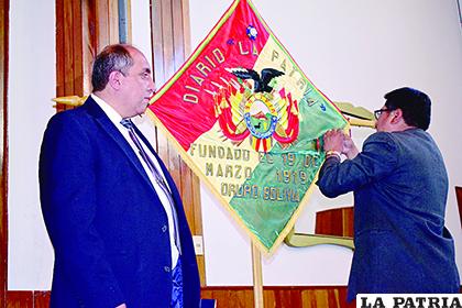 El Gobierno Autónomo Departamental de Oruro también impuso el reconocimiento al estandarte de LA PATRIA