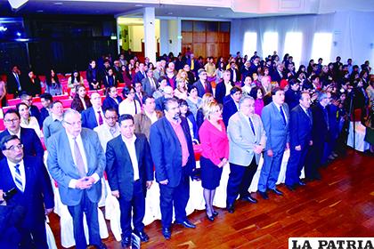 Asistentes al acto central, que expresaron su alegría por el centenario del matutinonacionalreconocimiento al estandarte de LA PATRIA