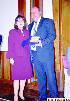 Carmen Camacho a nombre de la agencia despachante de Aduana 