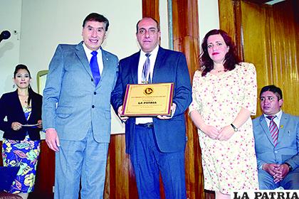 Los hermanos Ximena y Marcelo Miralles reciben el reconocimiento de la Cámara de Industria