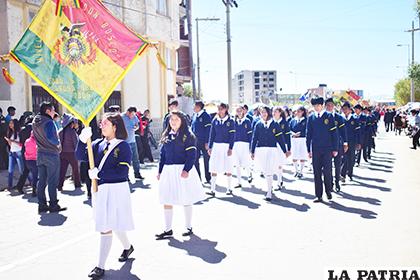 Estudiantes del colegio Santa Rosa II presentes en el desfile del 23 de marzo