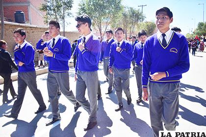 Jóvenes de la unidad educativa Ferroviaria