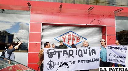 La protesta en contra de la actividad petrolera llegó hasta las puertas de YPFB/ANF