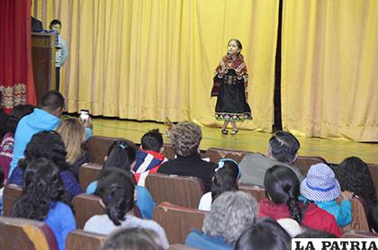 Buenos talentos de declamación en Oruro /LA PATRIA