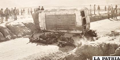 En la publicación del 21 de septiembre de 1981, se refleja el hecho de tránsito que ocurrió en la ruta hacia Uncía, el saldo fue de 11 personas fallecidas, en la foto todos los cuerpos al lado del vehículo /Archivo LA PATRIA