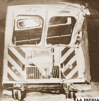 Un carrito de ENFE en 1975 averiado luego de una colisión /Archivo LA PATRIA