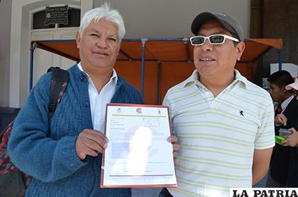 Jimmy López y Sergio Gareca con la solicitud al GAMO / LA PATRIA