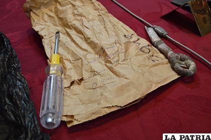 Los artefactos que utilizaban los delincuentes para violentar las puertas de los vehículos /LA PATRIA