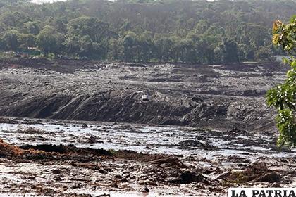 Una represa que contenía arcilla y arena se derrumbó este sábado en el estado brasileño de Rondonia/ YAHOO NOTICIAS