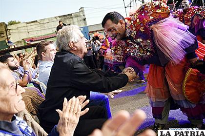 Tabaré Vázquez saluda a un músico callejero, al término de su presentación durante su acto de despedida /spanish.xinhuanet.com