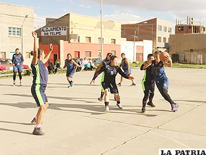 Una de las jugadas del encuentro entre Fusión Totora y Totoral /Carla Herrera /LA PATRIA