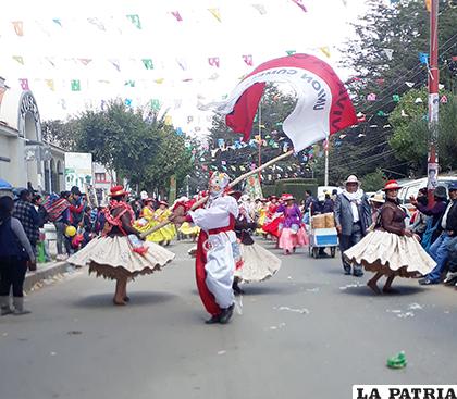 Colorido de las comparsas llega hoy a la zona Sur 
/LA PATRIA /archivo