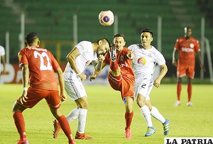 Royal Pari dominó el partido, pero Real Santa Cruz hizo los goles
/APG