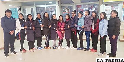 Las integrantes de la selección de Oruro antes de su viaje a Tarija /cortesía Silvia Morejón