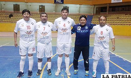 El plantel de Comercial Nayra que empezó con pie derecho 
/cortesía Orlando Torrez
