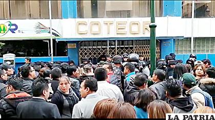 Un grupo de socios forzó para que trabajadores levanten su medida /LA PATRIA