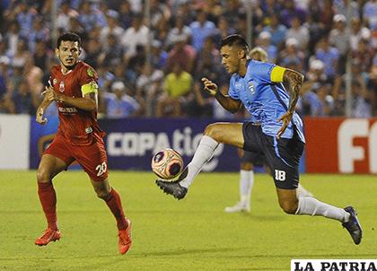 Christian Latorre avanza con balón dominado /APG
