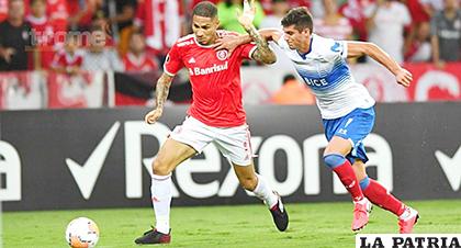 Paolo Guerrero con el balón, fue autor de dos goles /trome.pe
