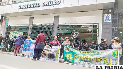 Los mineros durante su protesta frente al edificio de la CNS /LA PATRIA