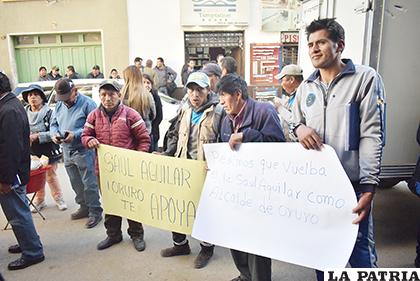Algunas personas expresaron su apoyo a Aguilar mediante pancartas /LA PATRIA