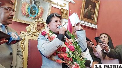El alcalde Aguilar mostrando la biblia al momento de su retorno a la Alcaldía /LA PATRIA