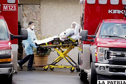 Los médicos transportan a un hombre en camilla a una ambulancia en el Centro de Cuidado de la Vida de Kirkland /REUTERS /David Ryder