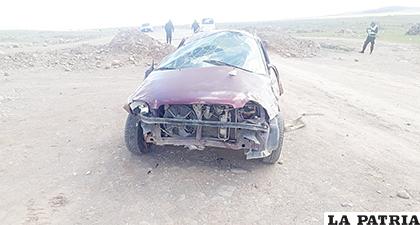 El vehículo presenta serios daños materiales /LA PATRIA
