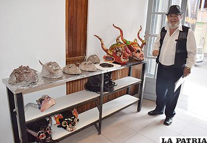 Jorge Vargas Luza con algunas máscaras de su colección /LA PATRIA/Reynaldo Bellota
