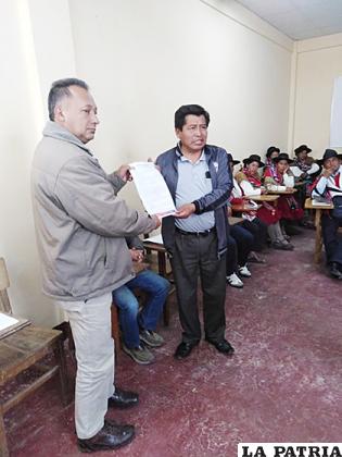 Autoridad municipal de Challapata y vicerrector de la UTO celebran la transferencia /UTO 
