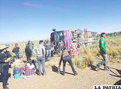 Los pasajeros heridos fueron evacuados a diferentes nosocomios de la ciudad de Oruro y al municipio de Caracollo /LA PATRIA
