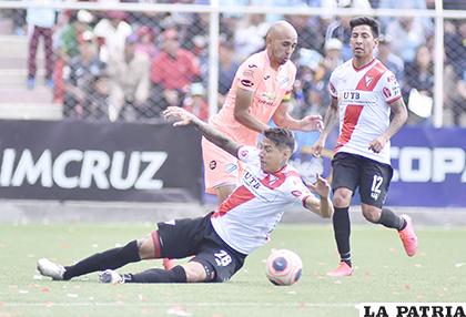 Marcos Riquelme, Nelson Cabrera y Jair Torrico en la acción /APG
