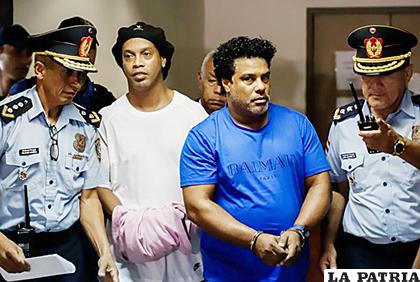 Ronaldinho junto a su hermano, fueron trasladados a una penitenciaría en Paraguay /ultimahora.com