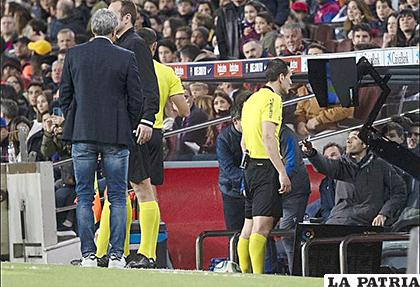El árbitro consulta al VAR para luego cobrar el penal en favor de Barcelona /as.com
