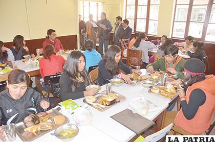 2.300 universitarios se benefician con la beca comedor /LA PATRIA /ARCHIVO 