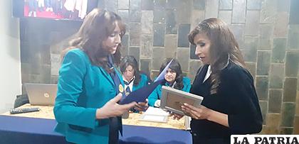 La comunicadora Magaly Calizaya recibe el reconocimiento por su aporte en periodismo /LA PATRIA
