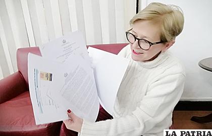 Diputada Rose Marie Sandóval muestra la documentación sobre el caso /ERBOL