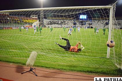 El gol del empate llegó por la vía del penal mediante Vargas 
/Reynaldo Bellota /LA PATRIA
