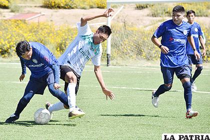 La acción del partido en el cual Amdecar superó a Lides por 3-1 
/Reynaldo Bellota /LA PATRIA
