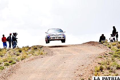 Espectacular salto de uno de los bólidos conducidos por Maín 
/Reynaldo Bellota /LA PATRIA
