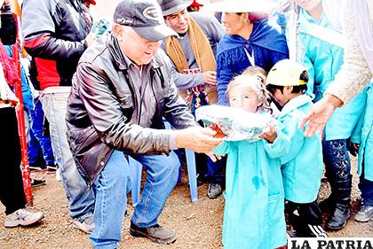 Omar Eid patrocinador de la prueba hace la entrega de deportivos a los niños de Irumita /Reynaldo Bellota /LA PATRIA
