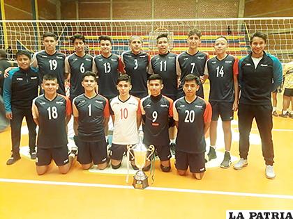 El flamante campeón Olympic posa con el trofeo del campeonato
/Marcelo Abascal /LA PATRIA
