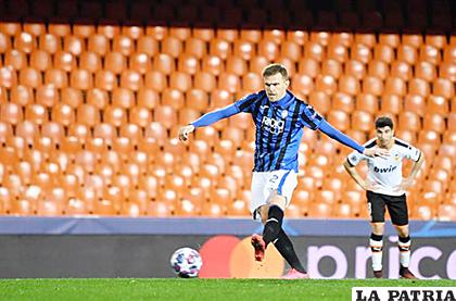 Josip Ilicic anota el segundo de Atalanta de penal, al final marcó cuatro goles /as.com
