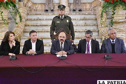 El ministro de Salud, Aníbal Cruz, confirmó la presencia de coronavirus /ABI
