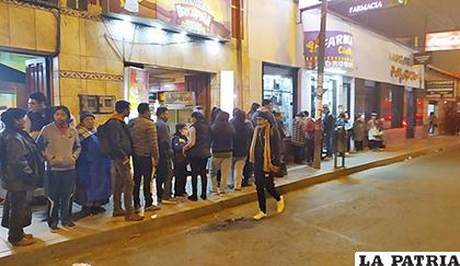 Largas filas en varias farmacias de la ciudad /LA PATRIA
