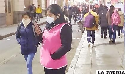 Mucha gente ya comenzó a utilizar barbijos tras confirmarse el caso de coronavirus /LA PATRIA
