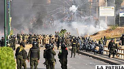 Policías en los enfrentamientos contra cocaleros el año pasado /EL COMERCIO